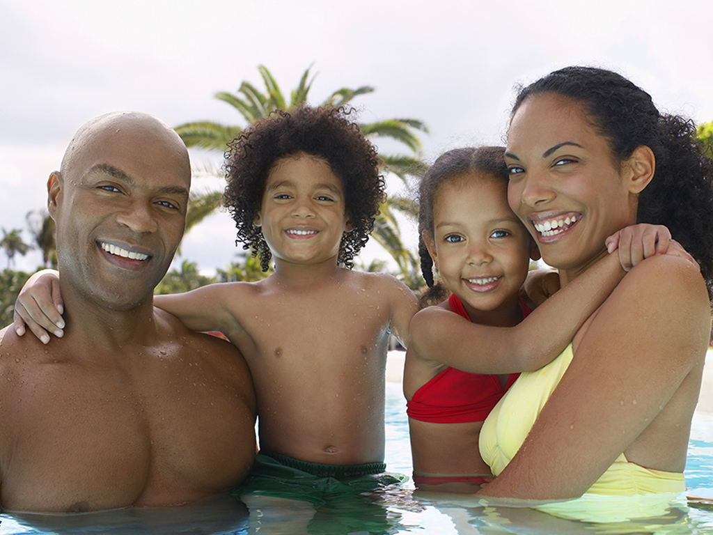 Family 1024×768 family in pool