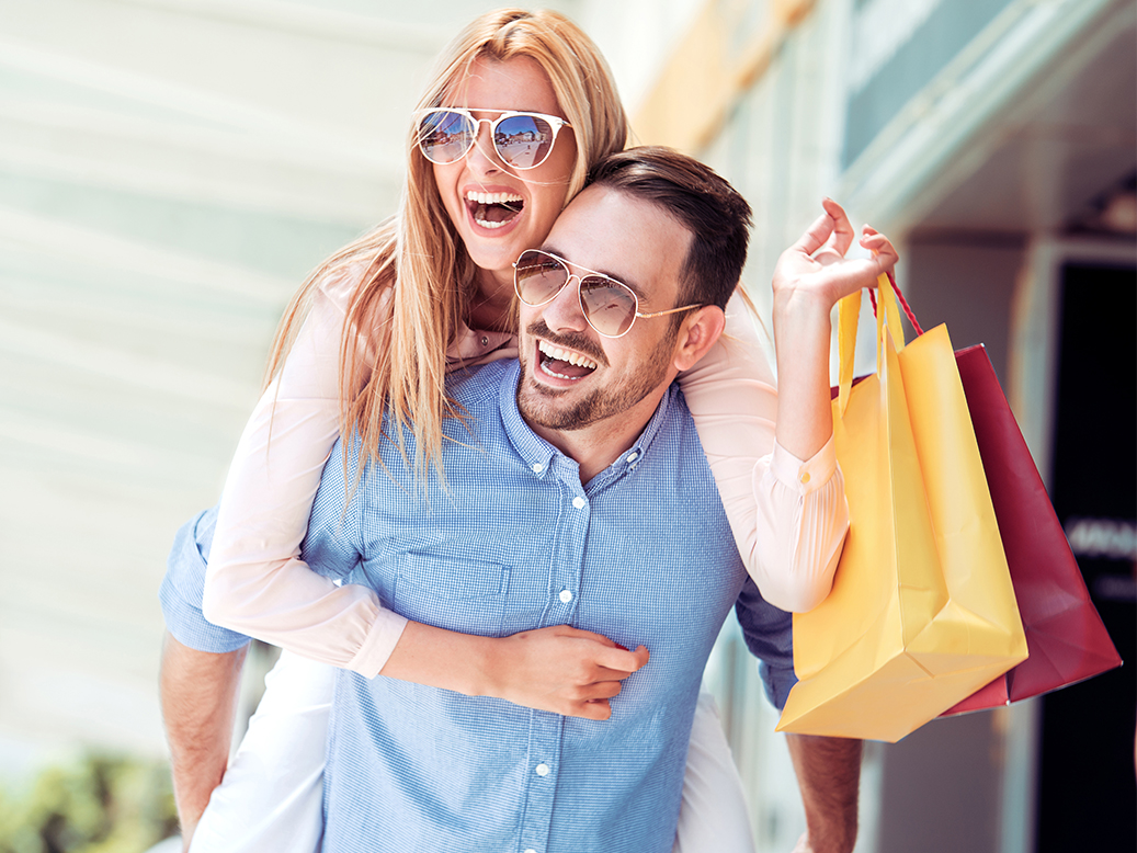 lifestyle pic Pacific Plaza Couple shopping in Santa Monica