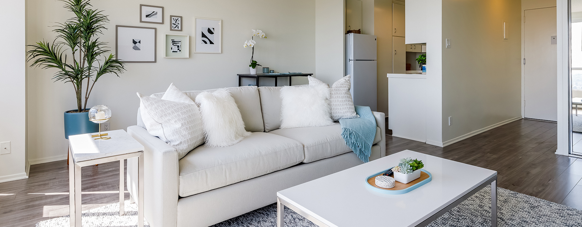 Living room at Barrington Plaza